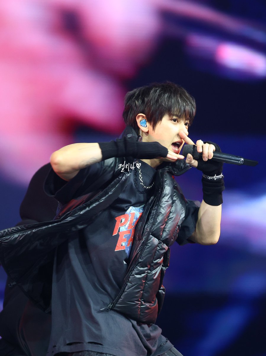 milkys_1127's tweet photo. 250111 SMTOWN Live in Seoul 

🎤 투지 (鬪志, Git It Up!)
찬열이가 왜이리 남자야,,

#찬열 #CHANYEOL https://t.co/O1Jzw9z1UD