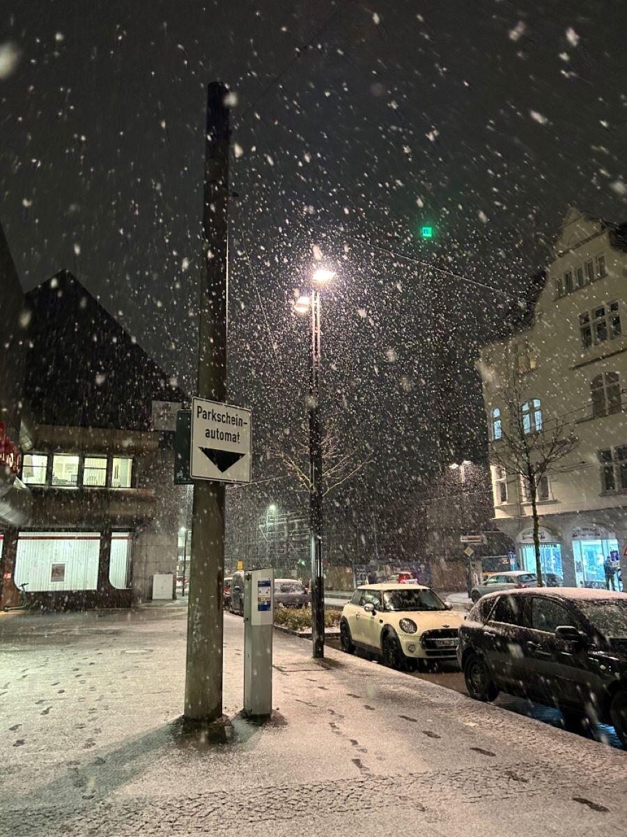 No matter how cold the winter is, the warmth in my heart will never go out #flyingsnowflakes #cold #wintertrave l #winterwear #heartwarmingmoments #snowscenes #winterbeauty #iceandsnowworld #recordbeautifullife #usa #shooting