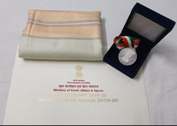 helloalokjee's tweet photo. On #NationalYouthDay, honored to reflect on my journey as a #NationalYouthAwardee in science &amp; social work. Now researching #BatteryTechnology &amp; #EVs to drive a sustainable future. Youth holds the power to innovate &amp; lead. Let’s shape a better tomorrow! @mybharatgov @YASMinistry https://t.co/V0fjm9oFOz