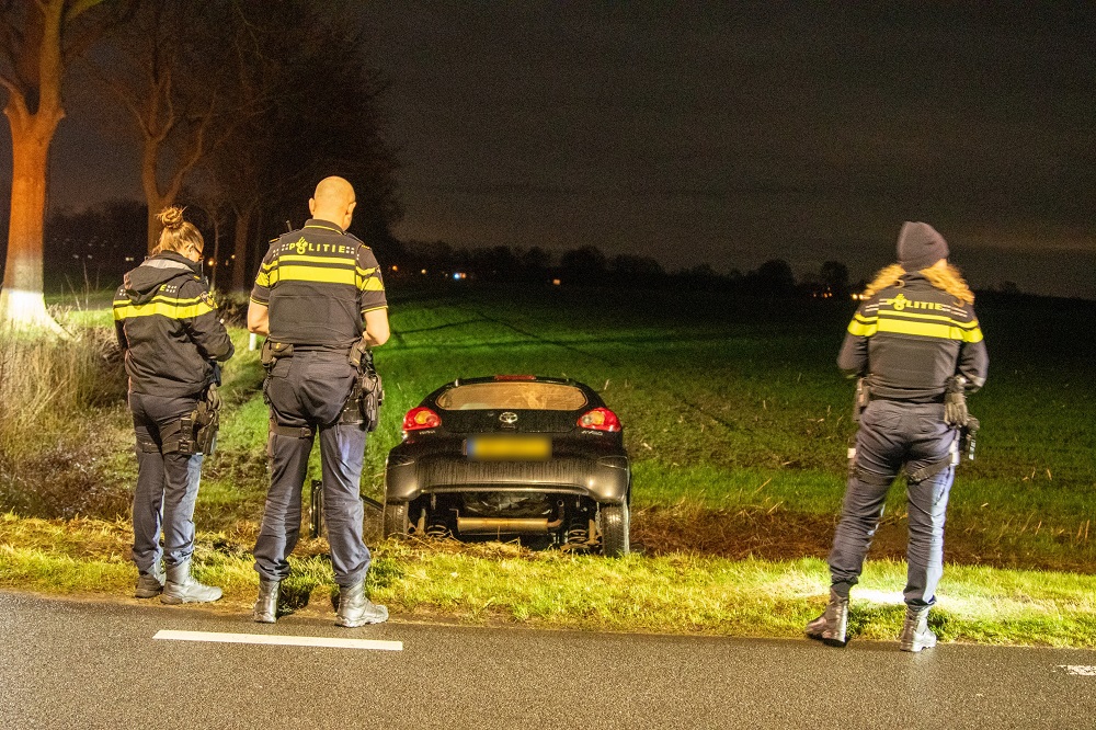Auto in sloot, bestuurder mogelijk onder invloed