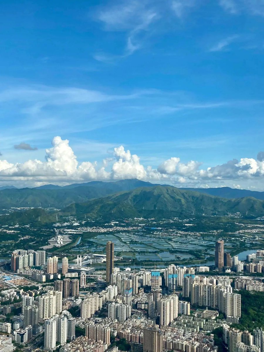 sz_mediagroup's tweet photo. 🏃♂️🏙️ A new year, a new height! On Jan 11, 1,000 participants took on the challenge of the Ping An Finance Center #VerticalMarathon in #Shenzhen. At 599 meters tall with 116 floors and 3,201 stairs, this iconic skyscraper offered a thrilling climb and stunning views from the top.
🏅 In the elite men's category, Japan's Ryoji Watanabe—ranked number one globally—blazed through the course in 19 minutes and 24 seconds, setting a new event record. Croatia's Tea Faber secured the championship in the elite women's category. 🎉 🎉 @ILoveFutian