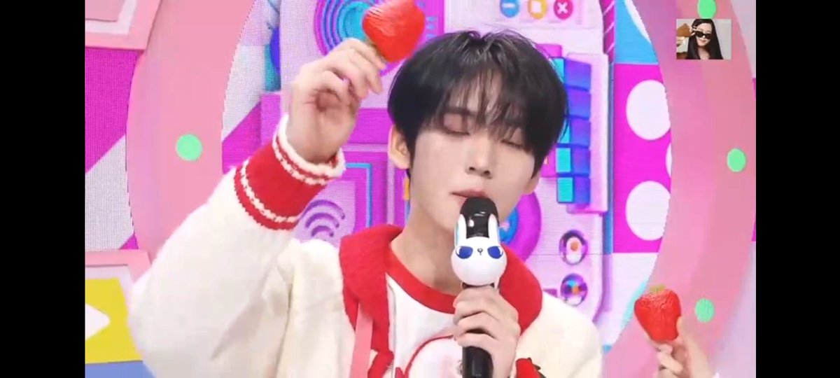 haopening's tweet photo. Fake eating the big strawberry 😭🍓
Beautiful Sunday With MC Han Yujin
#PpodolMCIsBack 
#HANYUJIN #한유진 https://t.co/1KkVIivybe