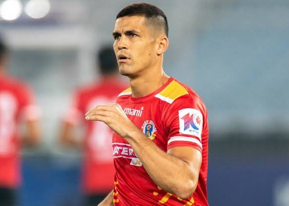 SanghapriyoM's tweet photo. Cleiton in 2024-25 -
20 matches 0 goals and 1 assist. 

This is the worst stat for any striker in the history of the Indian super league.
This guy should not be playing football but in EB he gets preference over David and Jesin. 
Management needs to intervene. This kind of blatant nepotism cannot go on. It is harming East Bengal.
#Cleitonout