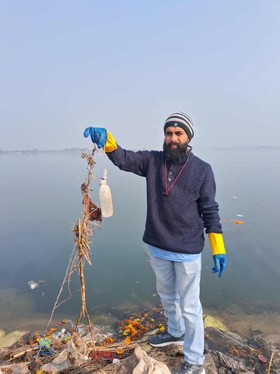 Ssamal12345's tweet photo. The youth is the only hope to conserve our Climate. 
Happy National youth Day.
Plogging  at Balijatra Field near Mahanadi river bank at Cuttack. 
@EarthCareAwards @narendramodi @XpressOdisha @SATTVIC_SOUL @YuWaahIndia https://t.co/J09rs3sXQq