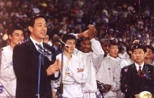 FollowCnRules's tweet photo. 2000年，大连市长薄熙来出席大连实德队获得中国足球联赛冠军庆典。谁能想到，如今最大的敏感词，不是薄熙来，而是他旁边的那位前锋球员。 https://t.co/OypDWXCv7c