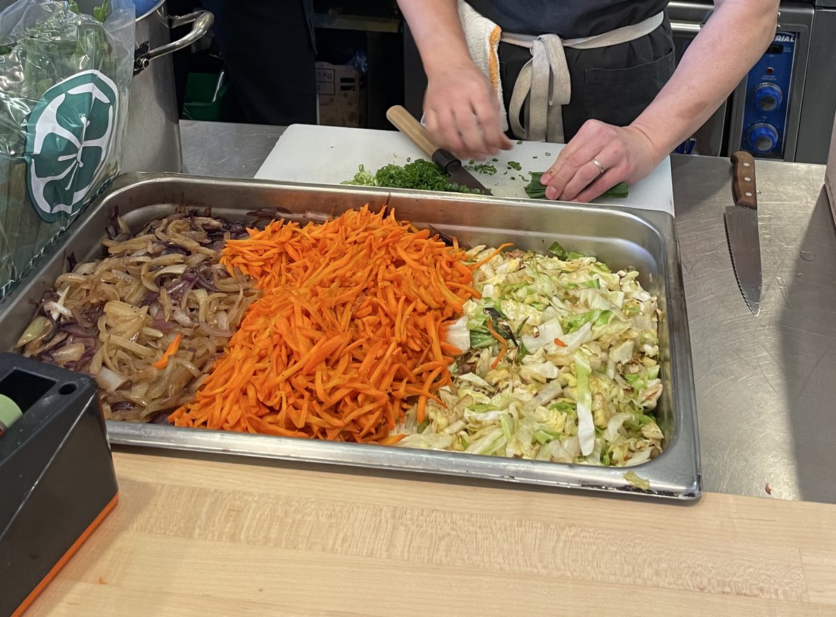 renmaicha's tweet photo. Please donate if you can!! Azay in Little Tokyo, LA has been working tirelessly since Thursday providing free fresh meals to evacuees, first responders, volunteers, folks who can’t leave their homes, and our houseless neighbors!! 🍙 https://t.co/OoiUELaBRP