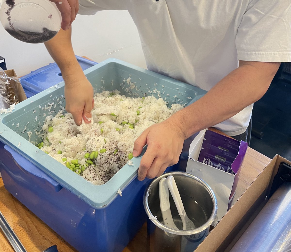 renmaicha's tweet photo. Please donate if you can!! Azay in Little Tokyo, LA has been working tirelessly since Thursday providing free fresh meals to evacuees, first responders, volunteers, folks who can’t leave their homes, and our houseless neighbors!! 🍙 https://t.co/OoiUELaBRP