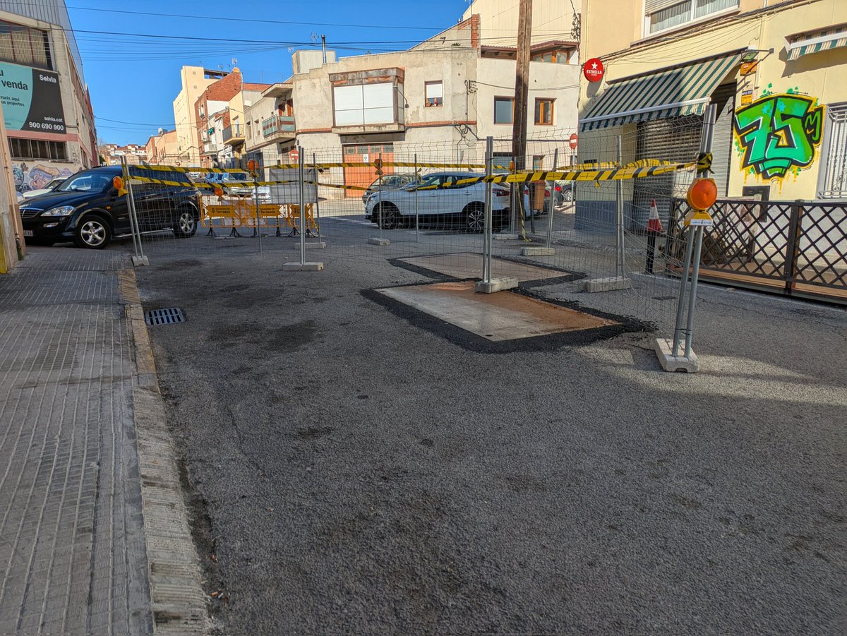 mcacas's tweet photo. @ajterrassa @jordi_ballart @xcardona Portem ja més de 2 mesos sense poder circular pel C/Jerez. I els pobres comerciants i tallers sense poder treballar correctament. Ara que ja heu reasfaltat al centre toca els barris. C/Ample (periodista grané fins Jaume I) també li tocaria. https://t.co/YQUbuJOF10