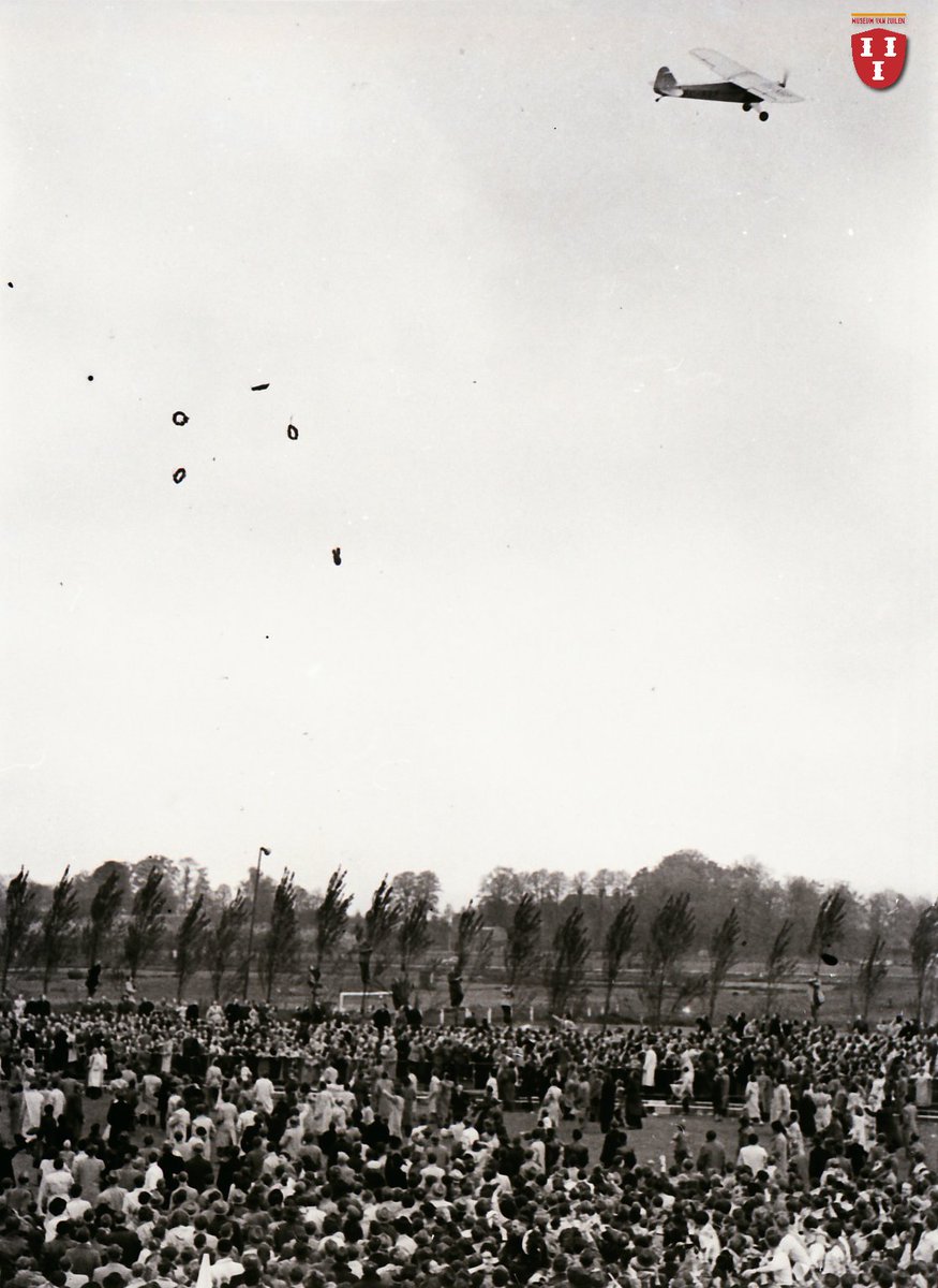 📷
Voetbalvereniging Elinkwijk werd in 1951 Eerste Klasser! Grote vreugde op het veld. Het terrein stroomde vol met supporters die de spelers wilden feliciteren. Vanuit de lucht werden lauwerkransen uitgeworpen door het vliegtuigje dat u nog net in de rechter bovenhoek kunt zien.