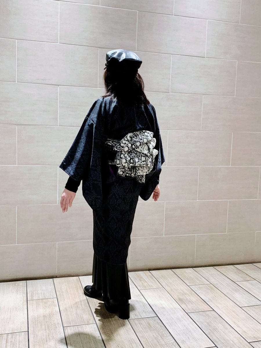 kimokimoyeah's tweet photo. 2025年最初の着物

テーマ：巳年
気温6.3℃ 湿度62% 晴れ
溶かけの雪で足元が悪かったので、万が一に備えてポリ着物にスカートイン
寒さ対策にタートル着たら全身黒かったけれど帯がよいアクセントになりました🐍

帯 #山椒庵
三重仮紐 #赤銅
帯飾り、シューフレーム #fishbornchips https://t.co/2hVTmqxYS4
