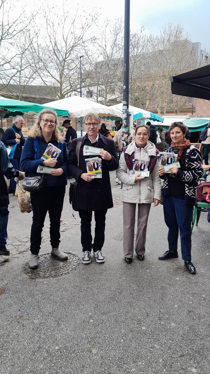 EELVToulouse's tweet image. Mobilisé-es ce week end pour tracter pour bâtir une alternative des gauches et des Ecologistes pour les #Municipales2026 et souhaiter aux toulousain-es une bonne année 2025 et d&apos;embarquer pour une ville ecolo et solidaire 🌻
