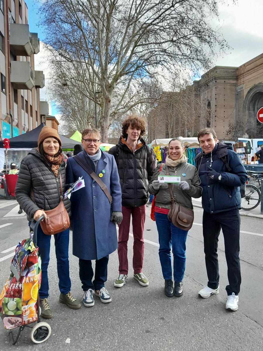 EELVToulouse's tweet image. Mobilisé-es ce week end pour tracter pour bâtir une alternative des gauches et des Ecologistes pour les #Municipales2026 et souhaiter aux toulousain-es une bonne année 2025 et d&apos;embarquer pour une ville ecolo et solidaire 🌻