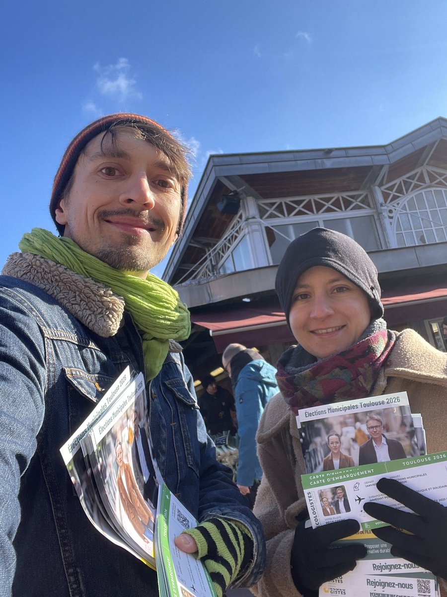 EELVToulouse's tweet image. Mobilisé-es ce week end pour tracter pour bâtir une alternative des gauches et des Ecologistes pour les #Municipales2026 et souhaiter aux toulousain-es une bonne année 2025 et d&apos;embarquer pour une ville ecolo et solidaire 🌻