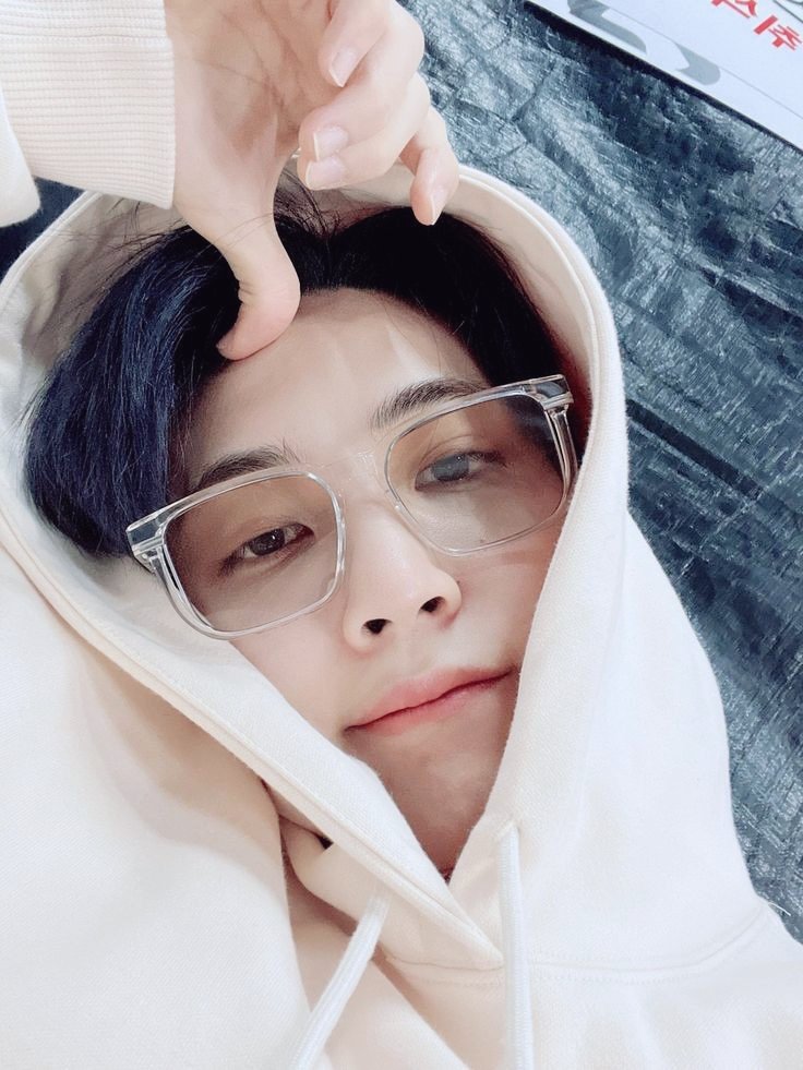 storybyshimmer's tweet photo. #svt jeonghan x oc au 

august (jh) as your kinakapatid na na-date na yata lahat ng maganda sa batch nyo maliban sayo https://t.co/4JWcPhrpL8