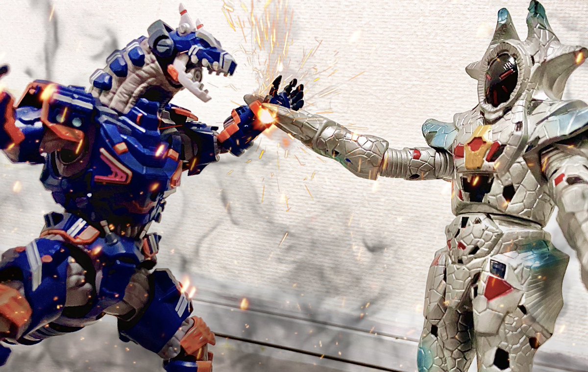 PoseTaichi's tweet photo. #フィギュアーツ写真部 
 #ちいさな巨大特撮 
 アースガロンvsデスフェイサー

自宅でラフに撮影🏠 https://t.co/2aKmNH8a6w