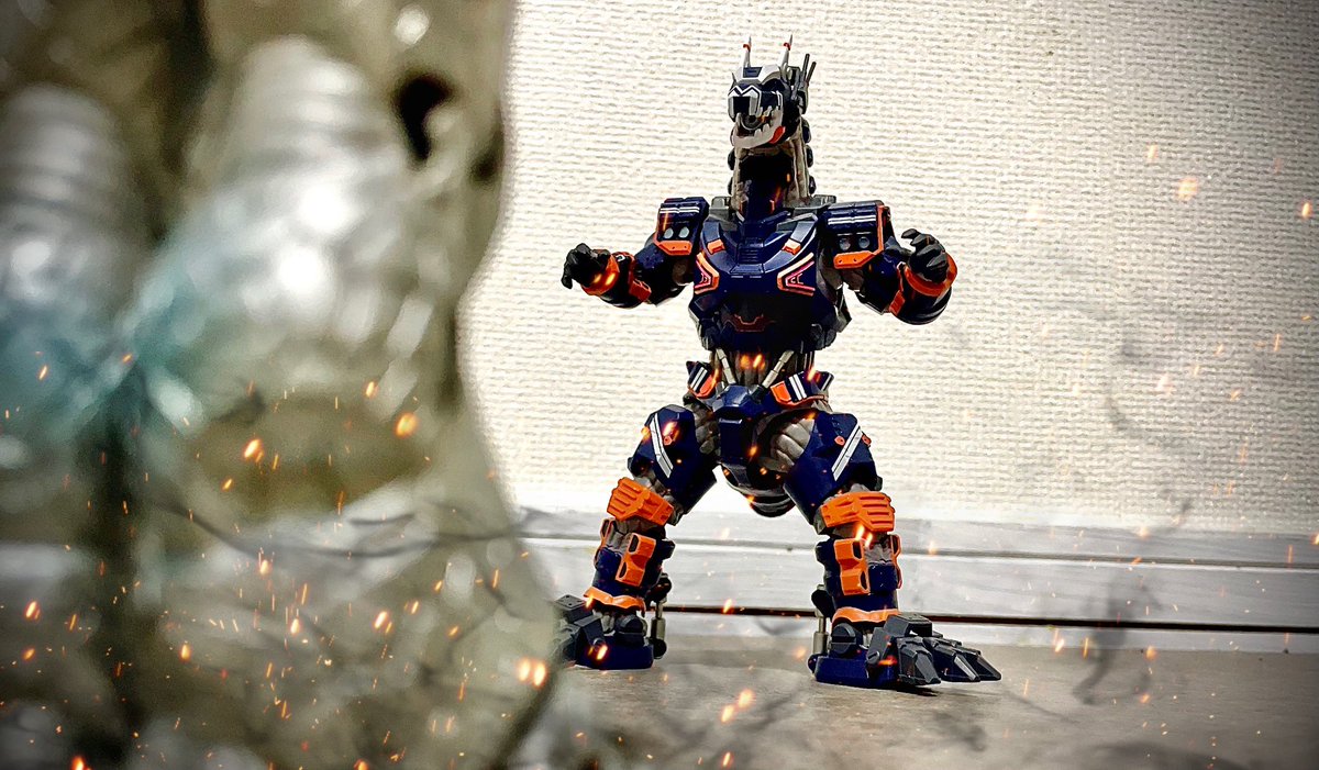 PoseTaichi's tweet photo. #フィギュアーツ写真部 
 #ちいさな巨大特撮 
 アースガロンvsデスフェイサー

自宅でラフに撮影🏠 https://t.co/2aKmNH8a6w