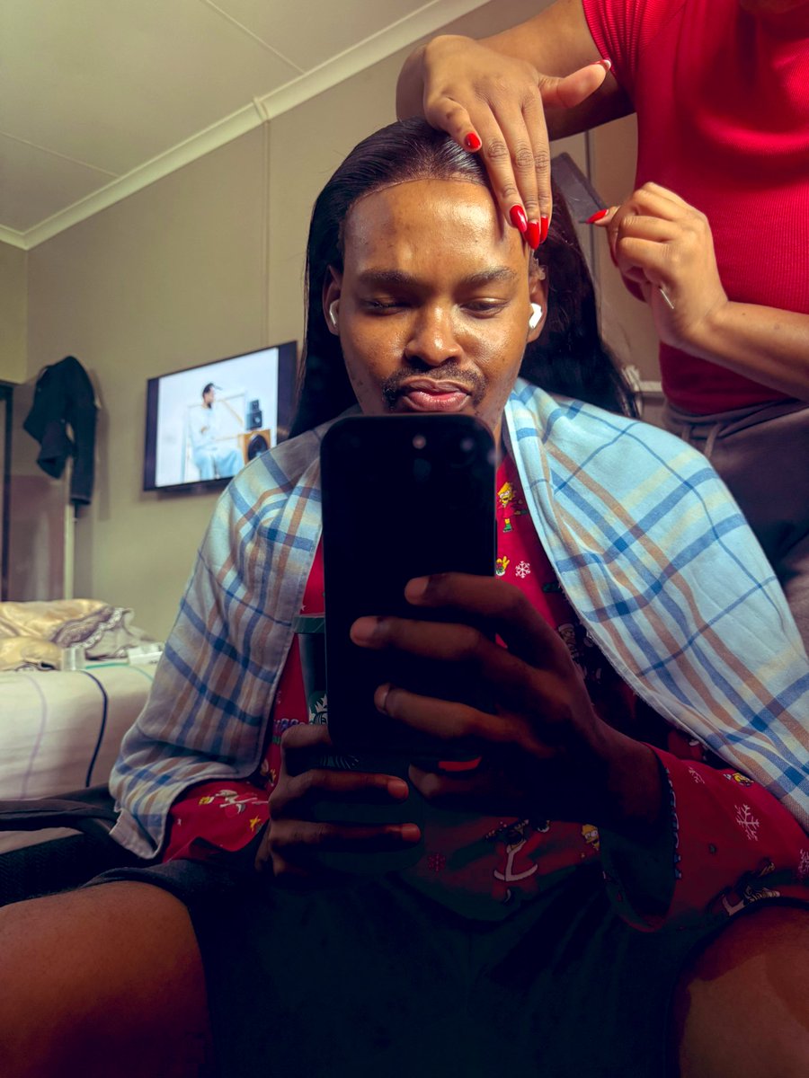 OwenThe_Sa1nts's tweet photo. Wig 2. I’m going to be here for a while. 

Gatwe ke yone Buss Down e. 😂😂😂 https://t.co/JrULWT1PX4