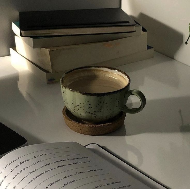 animaetars's tweet photo. «Cada libro, cada tomo que ves, tiene alma. El alma de quién lo escribió, y el alma de quiénes lo leyeron y vivieron y soñaron con él», Carlos Ruiz Zafón. https://t.co/SoaPkfjIkp