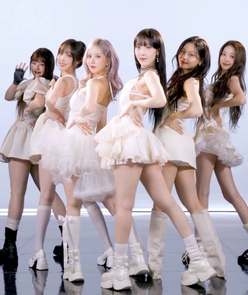 yerintopic's tweet photo. Love this pic so much 😭 https://t.co/RXWh3oq8Sz