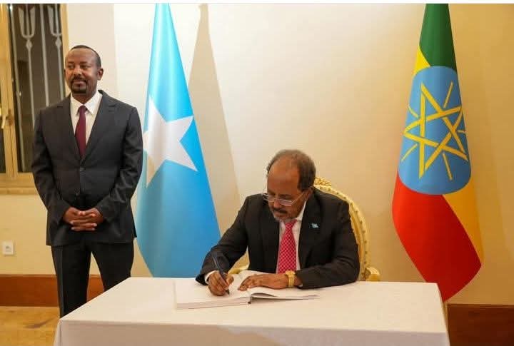 SJaceylka's tweet photo. SOMALIA 🇸🇴🇸🇴 IN AY YEELATO SIYAASADA GAROOBADA MAXAA U SABAB AH?🤔🤔 Aduunkan gaaal iyo muslim inta dushiisa saaran waxay ka simanyihiin in la ilaaliyo go,aanada masiiriga ah 🧐 laakiin siyasiga soomaliga ah aduunka nus qarni ayuu ka dambeeya https://t.co/nDSf29CbZh