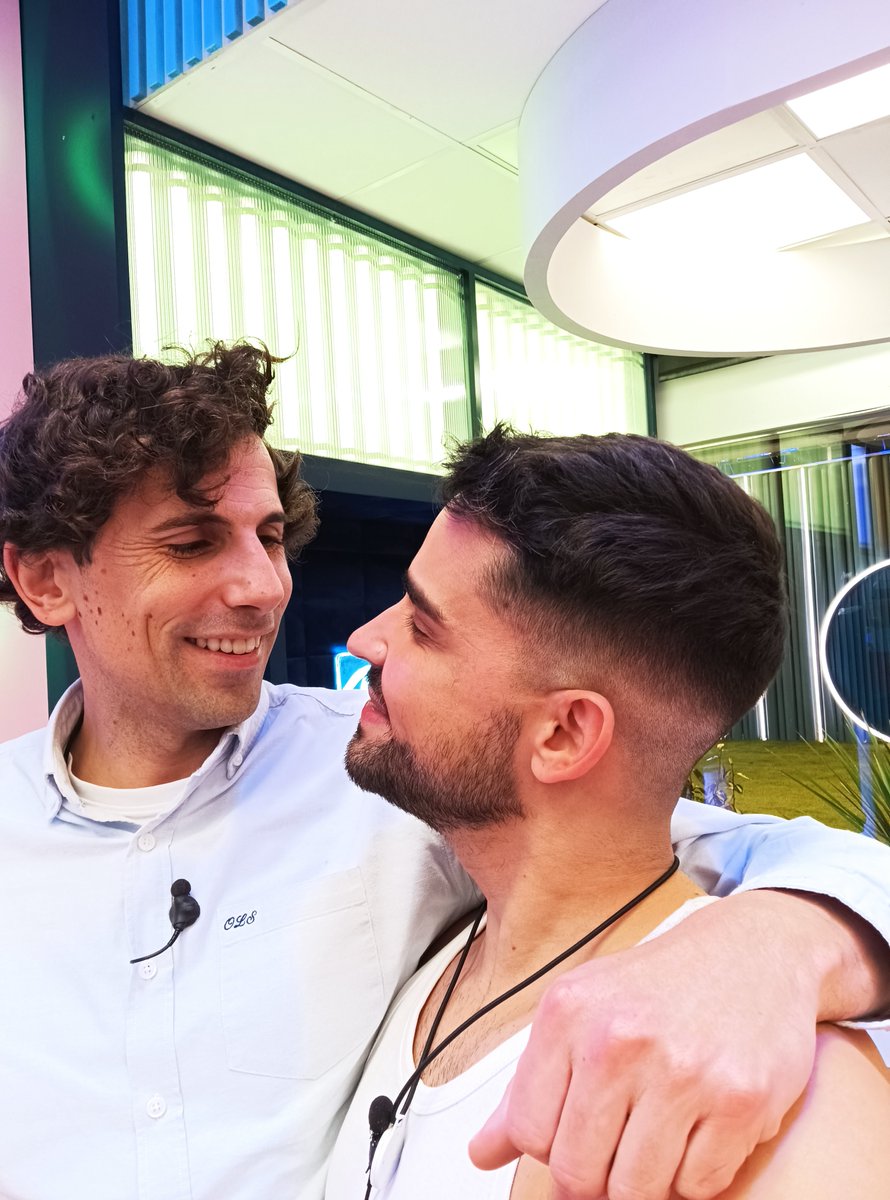 ghoficial's tweet photo. Nos llegan más fotitos de la fiesta del viernes 📸🥳 ¿De qué team sois?

🔁 María y Maica
❤️ Óscar y Frigenti

#GH11E #GH12E https://t.co/uVkuS7LmOg
