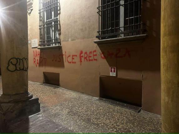 gadlernertweet's tweet photo. E' semplicemente orrendo, spaventoso, che una manifestazione di solidarietà per il giovane Ramy sia stata usata a pretesto per assaltare la sinagoga di Bologna. E che su quel luogo di preghiera abbiano scritto "Giustizia per Gaza". Precipitiamo in un odio dissennato senza ritorno https://t.co/GZv3So0vZk