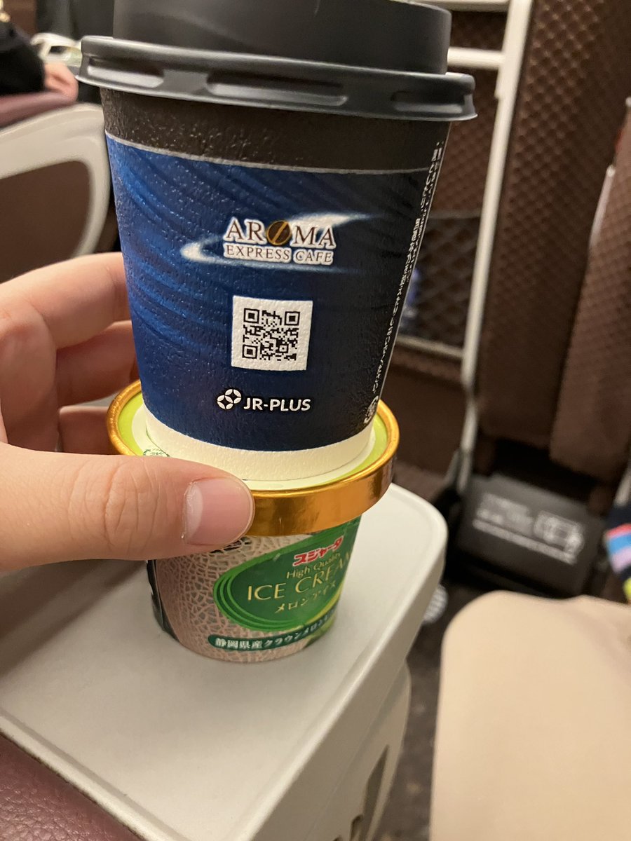UDR2018's tweet photo. 熱くて飲めないコーヒー＋硬くて食べられないアイス＝相思相愛。。 https://t.co/AnCbT476Xj