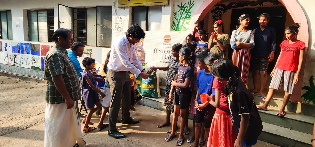 man_oj_sq's tweet photo. On #IndianOilCustomerDay, Trivandrum LPG Sales Area brought smiles to 150+ children at Sri Chitra Home by donating rice bags &amp; distributing sweets. Proud to give back to the community! #IndianOil #LPG https://t.co/K2Z1HAscvL