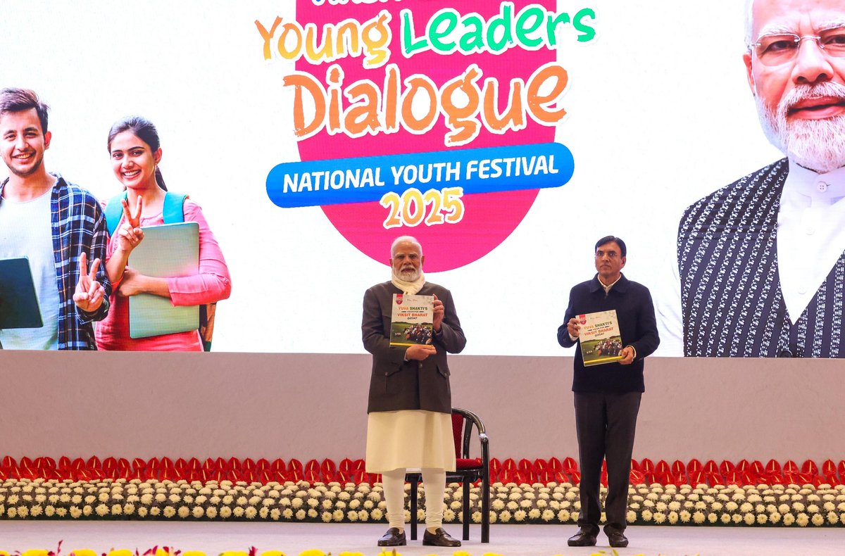 mansukhmandviya's tweet photo. आज प्रधानमंत्री श्री @NarendraModi जी ने भारत मंडपम में ऐतिहासिक 'Viksit Bharat Young Leaders Dialogue' में देशभर से आए हमारे हज़ारों युवाओं के साथ संवाद किया। उन्होंने युवाओं के विकसित भारत बनाने हेतु विचारों को भी सुना।

मोदी जी ने आज अपने संबोधन से युवाओं को एक नई दिशा और प्रेरणा दी है। स्वामी विवेकानंद जी ने जिस प्रकार युवाओं को जागृत करने का आह्वान किया था। उसी प्रकार आज इस कार्यक्रम में प्रधानमंत्री जी ने युवाओं का मार्गदर्शन किया है। इसके लिए मैं उनका हृदय से आभार प्रकट करता हूँ।

जैसा की मोदी जी ने कहा इस कार्यक्रम ने विकसित भारत की 'Ownership' लेने का कार्य किया है। मुझे पूर्ण विश्वास है की हमारे युवा वर्ष 2047 तक भारत को विकसित बनाने का संकल्प आज यहाँ से लेकर जाएँगे और इन शब्दों को पूर्ण रूप से सार्थक करेंगे। #VBYLD2025