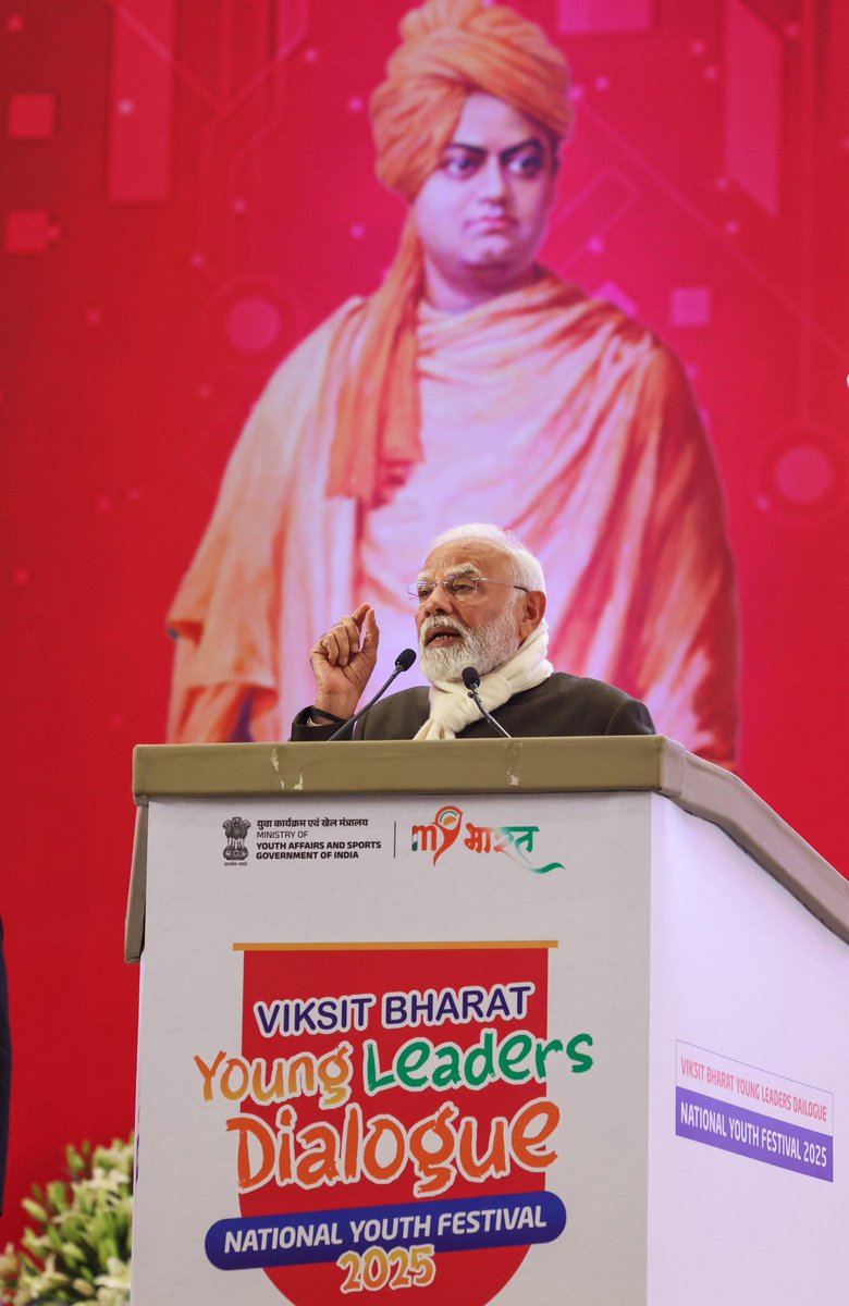 mansukhmandviya's tweet photo. आज प्रधानमंत्री श्री @NarendraModi जी ने भारत मंडपम में ऐतिहासिक 'Viksit Bharat Young Leaders Dialogue' में देशभर से आए हमारे हज़ारों युवाओं के साथ संवाद किया। उन्होंने युवाओं के विकसित भारत बनाने हेतु विचारों को भी सुना।

मोदी जी ने आज अपने संबोधन से युवाओं को एक नई दिशा और प्रेरणा दी है। स्वामी विवेकानंद जी ने जिस प्रकार युवाओं को जागृत करने का आह्वान किया था। उसी प्रकार आज इस कार्यक्रम में प्रधानमंत्री जी ने युवाओं का मार्गदर्शन किया है। इसके लिए मैं उनका हृदय से आभार प्रकट करता हूँ।

जैसा की मोदी जी ने कहा इस कार्यक्रम ने विकसित भारत की 'Ownership' लेने का कार्य किया है। मुझे पूर्ण विश्वास है की हमारे युवा वर्ष 2047 तक भारत को विकसित बनाने का संकल्प आज यहाँ से लेकर जाएँगे और इन शब्दों को पूर्ण रूप से सार्थक करेंगे। #VBYLD2025