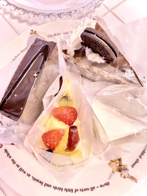 今日は比嘉さんと歩け歩けデーして未踏のケーキ屋さん開拓しました2個ずつ選んだんだけど好みがかっちり分かれてる 
