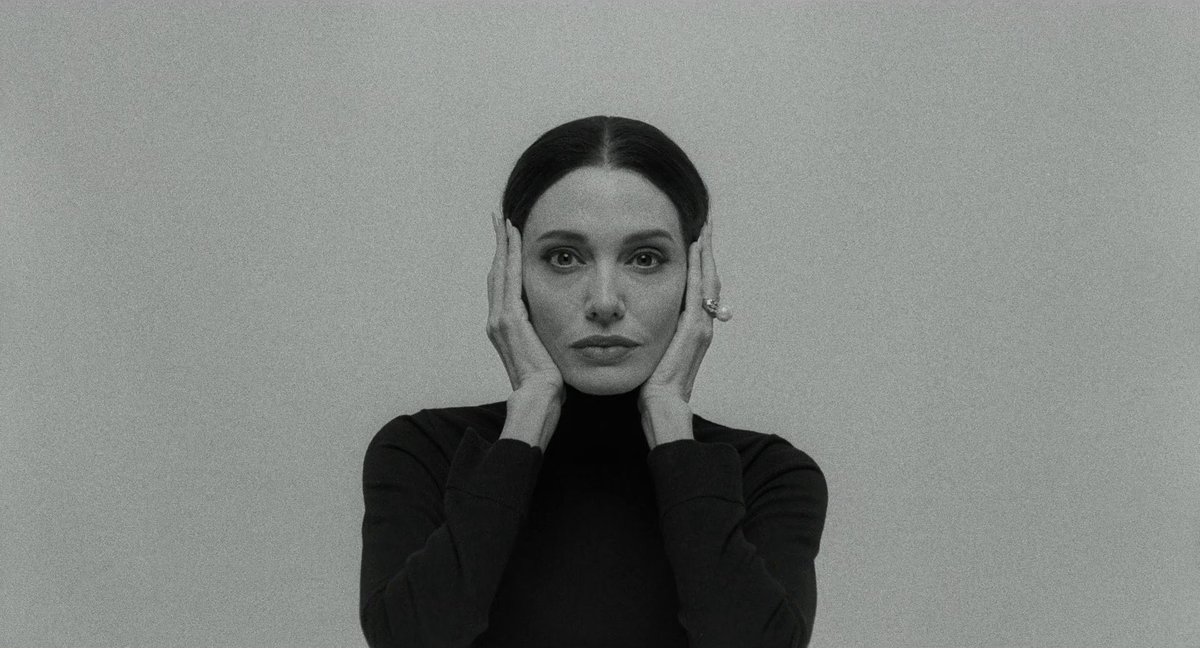 In #Maria di Larrain, #AngelinaJolie è STRAORDINARIA. Se non dovessero darle l’Oscar sarebbe una rapina, una vergogna l’eventuale mancata nomination (i SAG l’hanno snobbata).
Così incredibile che alla fine le immagini della vera Callas quasi rompono l’incantesimo. Straordinaria.