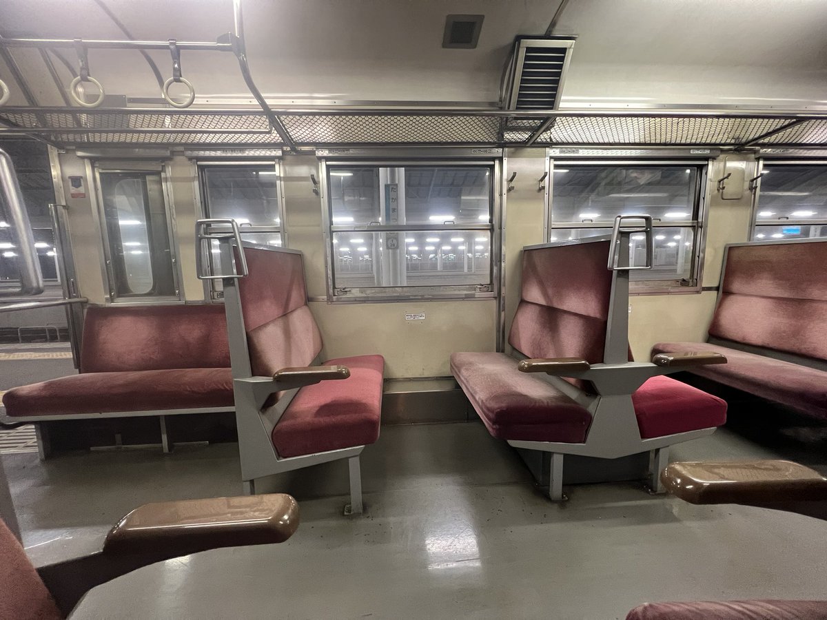 222tamatama's tweet photo. 昨日に続き、高松1833発徳島（2109着）行き #363D 普通列車は終点の徳島に定刻に着きました。
編成は徳島方からキハ40 2145＋キハ47 171＋キハ40 2148で、キハ47 112に乗ってました🚃
今日の旅は終わり🏨に戻ります😄
外は寒いです😨
#国鉄型車両
#キハ47
#キハ40
#四国再発見早トクきっぷ
#JR四国 https://t.co/MRYDwZZyog