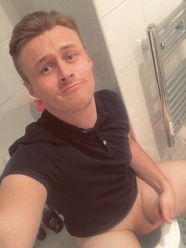 Don’t mind me i'm enjoying it 🍤🤏😘 #bossfisting #slavedog #tinydick #smalldick