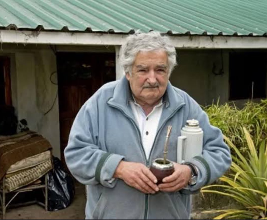 BelovacSerap's tweet photo. Eski Uruguay DEVLET BAŞKANI Jose Mujica

-Eski bir çiftlikte yaşadı
-Maaşının büyük bölümünü bağışladı 
-(Buraya dikkat) Sadece iki polis koruması vardı 
-1987 model Volkswagen aracını kendisi kullanıyordu 
-Çiftliğinde tarlasını ekip-biçiyordu 
-“Dünyanın ek yoksul devlet başkanı” seçilmesine  “Yoksul değilim, bana yetiyor” diyerek yanıt verdi.

Şimdi son evre kanser. “Köpeğimin yanına gömün” diyor.

Egosuz, kibirsiz, hırssız çiçek gibi insan ❤️
