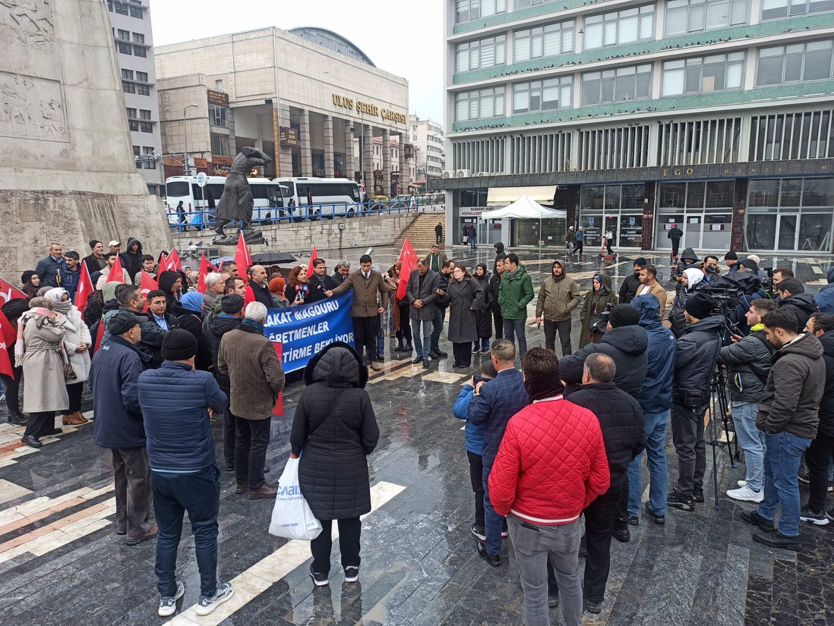 Bugün Ulus’ta bir araya gelen öğretmenler yaptıkları açıklamada “TBMM’de görüşülecek torba yasaya mülakat mağduru öğretmenlerin atanması ile ilgili düzenleme eklensin” talebinde bulundular.