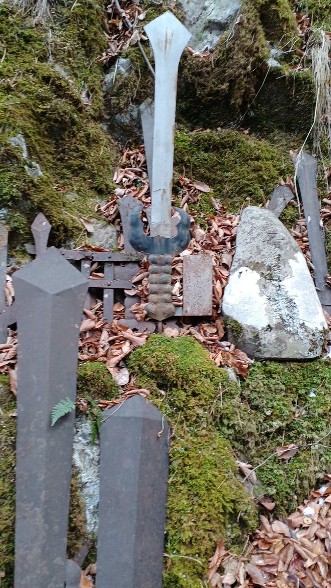 今日は実家のある外山地区の外山不動神社へ遅い初詣。
里から徒歩で３０分、もちろん徒歩で🚶‍♂️。
熊に気をつけながら参拝🤲
やはりここの雰囲気が好きです。
冬なので滝は水量少なめでした。

＃岩手県
＃釜石市鵜住居町外山
＃初詣
＃外山不動神社
＃不動滝
＃神社巡り