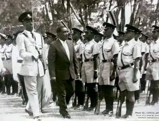 IsmailJussa's tweet image. Zanzibar Revolution Day: Siku ambayo #Zanzibar ilitangazwa kuwa #Jamhuri. Pichani ni Rais wa Kwanza wa Jamhuri ya Watu wa Zanzibar, Sheikh Abeid Amani Karume akikagua gwaride la Polisi. #Mzanzibari