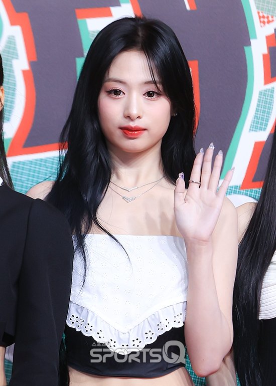 <a href="/bargchan/">ؘ</a> <a href="/qhoshi/">ؘ HOSHI?!</a> <a href="/CherishMyLuck/">🍀</a> Mikhayla langsung maju saat namanya dipanggil, walaupun matanya berkaca-kaca, tidak membuat senyuman manis seperti madunya itu luntur. “selamat malam, the havens dan everbloom! sebelumnya aku mau ucapin terimakasih untuk kesempatannya bisa berdiri disini bareng abang oyes,