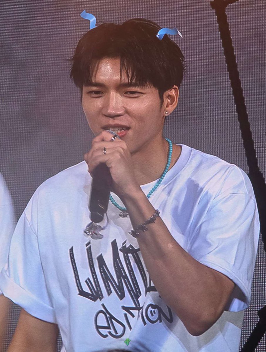 woohyunismm's tweet photo. 이제 귀걸이까지 너무 웃겨 진짜 ㅋㅋㅋㅋㅋㅂㅂ https://t.co/2Bh3ezgIDL