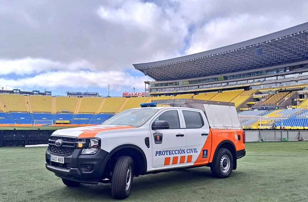 ProteCivilLPA's tweet photo. Hoy estamos de estreno🎉 nuestro nuevo vehículo 4x4 🚒 disuasorio participa en su primer gran dispositivo de riesgos previsibles en el estadio de #GraCanaria en el encuentro de nuestro equipo representativo #LasPalmasGetafe 💛💙

Gracias @GranCanariaCab https://t.co/eYbEWX7JNc