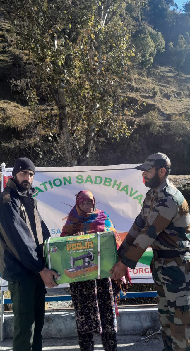 NewspointjK's tweet image. #IndianArmy in an exemplary demonstration of goodwill and community outreach, #distributed 20 sewing #machines to needy families of Gujjar and Bakarwals At Darhal Rajouri.

@adgpi