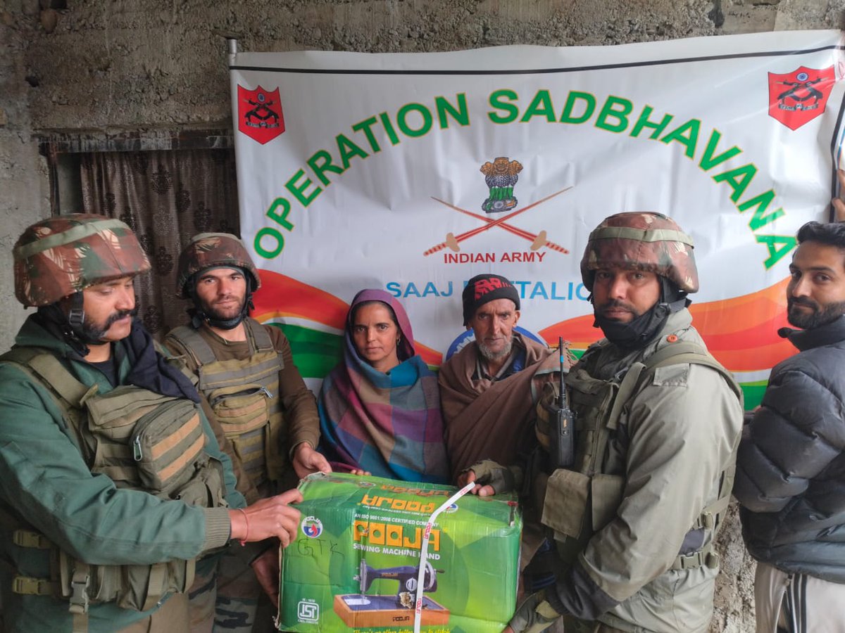 NewspointjK's tweet image. #IndianArmy in an exemplary demonstration of goodwill and community outreach, #distributed 20 sewing #machines to needy families of Gujjar and Bakarwals At Darhal Rajouri.

@adgpi