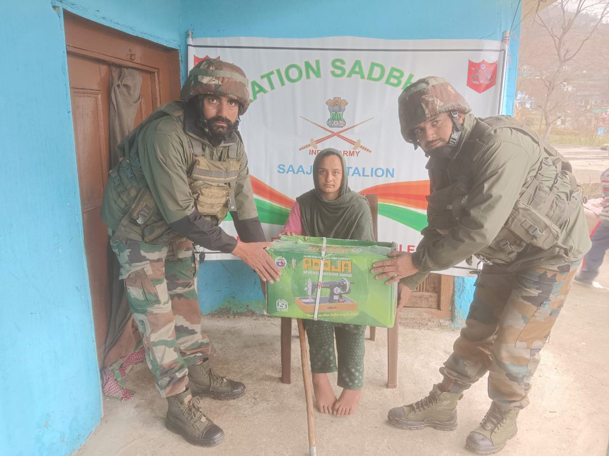 NewspointjK's tweet image. #IndianArmy in an exemplary demonstration of goodwill and community outreach, #distributed 20 sewing #machines to needy families of Gujjar and Bakarwals At Darhal Rajouri.

@adgpi