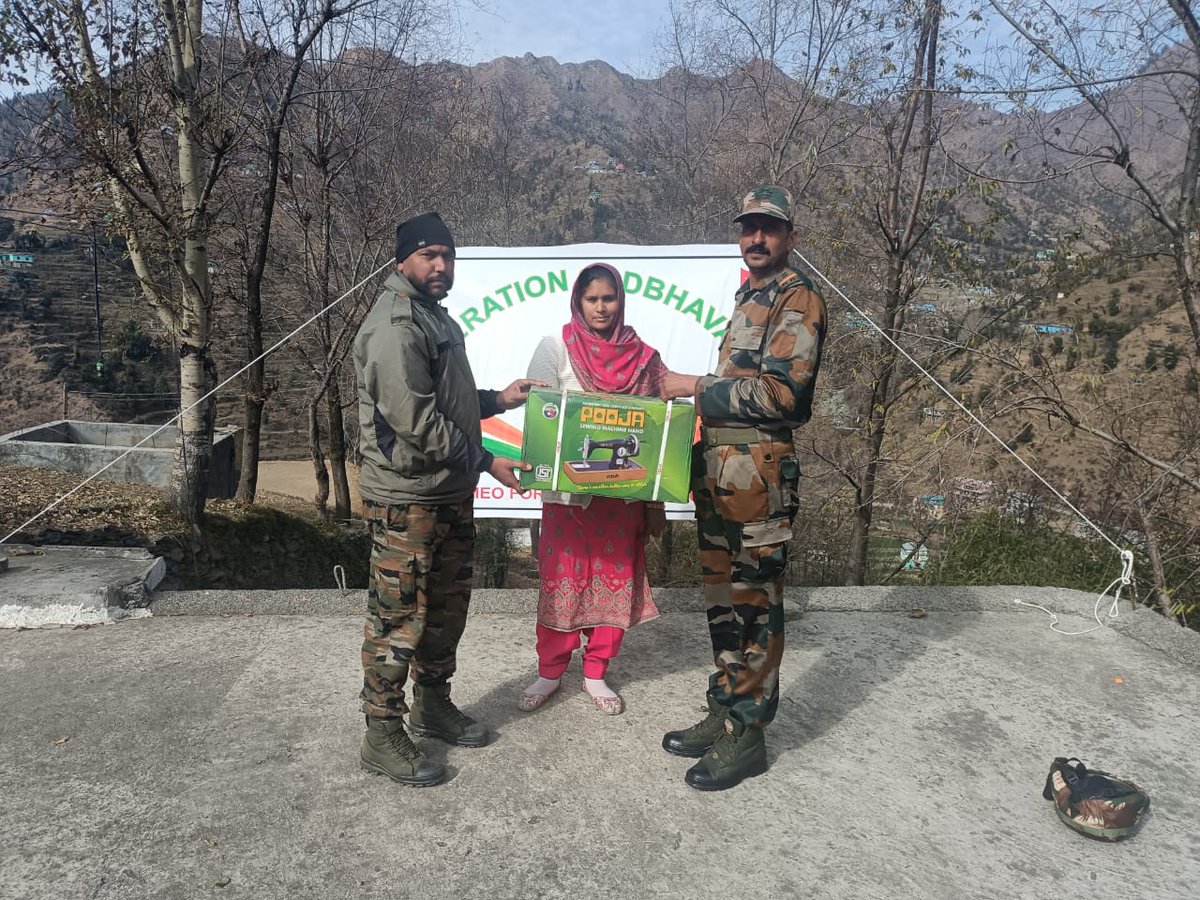 NewspointjK's tweet image. #IndianArmy in an exemplary demonstration of goodwill and community outreach, #distributed 20 sewing #machines to needy families of Gujjar and Bakarwals At Darhal Rajouri.

@adgpi