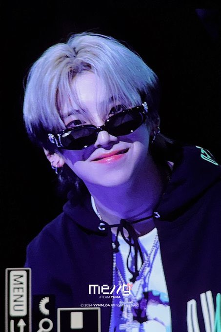 내 고양이들이
착실하게 안경끼고
웃는얼굴로 날 죽엿어.....
아...기특해.............