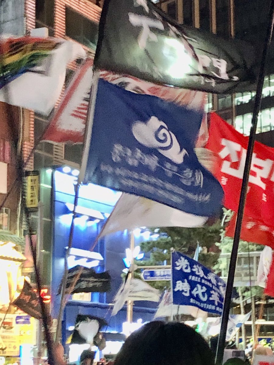 CCPSKR's tweet photo. 명동에 열린 광장에서 만난 ‘광복홍콩 시대혁명’ 光復香港 時代革命 Free Hongkong Revolution now 깃발. 
국경을 넘어서 민주공화국 함께 피워냅시다. 🚩🌹✊✨🕯️
#hongkong #freehk #Hongkongprotest https://t.co/xgaYN3gyl6