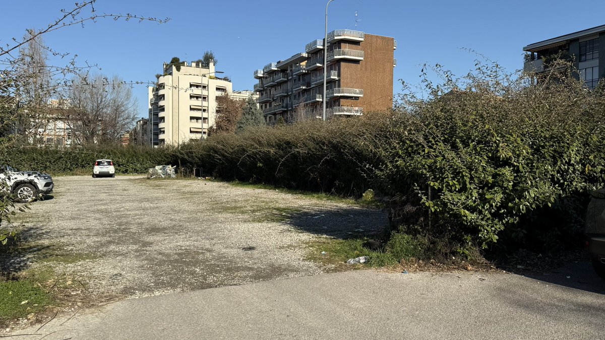 arpworks's tweet photo. @amsa_spa facciamo qualcosa nel parcheggio all’altezza di via Frigia 25 a Milano?? https://t.co/cB1n2A2kxt