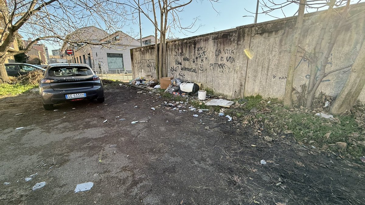 arpworks's tweet photo. @amsa_spa facciamo qualcosa nel parcheggio all’altezza di via Frigia 25 a Milano?? https://t.co/cB1n2A2kxt