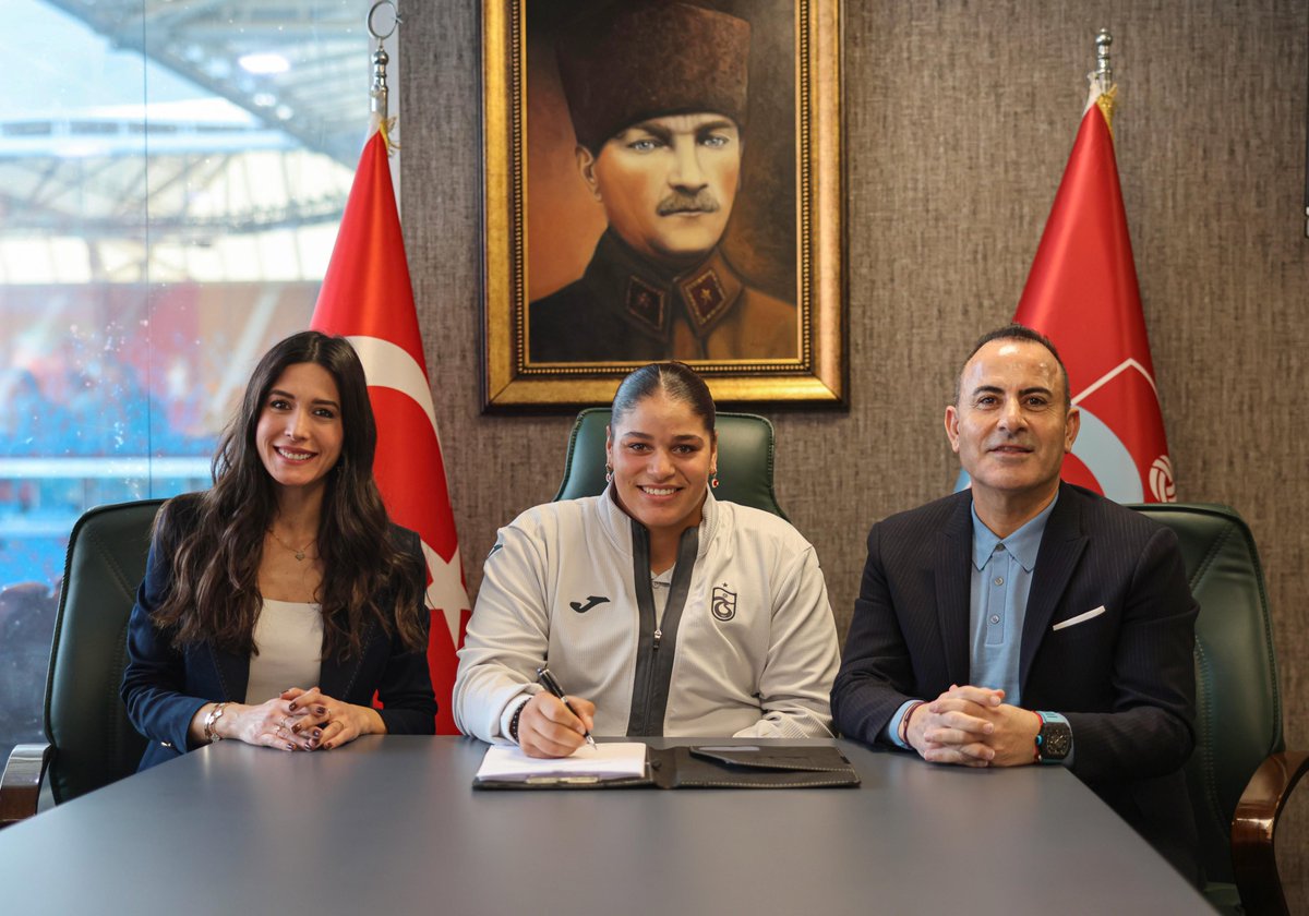 Trabzonspor's tweet photo. Dünya ve Avrupa şampiyonu Milli boksör Havvanur Kethüda Trabzonsporumuzda!

🔗 https://t.co/UHGKJww6J1 https://t.co/cNXslaENMW